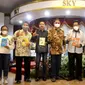 Achmad Fachrodji (Dirut Balai Pustaka), Chappy Hakim (Dewan Penasihat Satupena), Bachtiar Aly  (penulis non fiksi), Nia Samsihono (Dewan Kurator 100 buku paling berpengaruh di indonesia sejak era kolonial), Agus Sarjono (penulis fiksi), Satrio Arismunandar (penulis mantan sekjen AJI) foto bersama pada peluncuran Satupena, enam dari 100 buku yang mewarnai Indonesia sejak era kolonial di Jakarta. (Liputan6.com/HO/SatuPena)