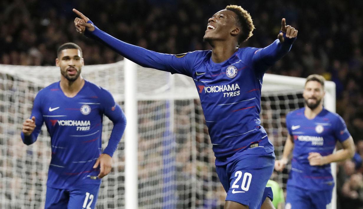 Striker Chelsea, Callum Hudson-Odoi, melakukan selebrasi usai membobol gawang PAOK Thessaloniki pada laga Liga Europa di Stadion Stamford Bridge, Kamis (29/11). Chelsea menang 4-0 atas PAOK Thessaloniki. (AP/Matt Dunham)