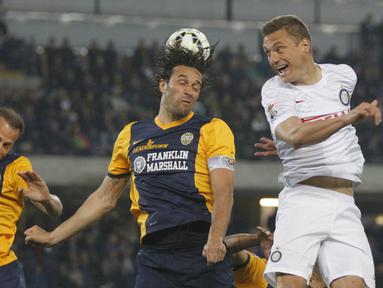 Nemanja Vidic (kanan) berduel di udara dengan striker Hellas Verona, Luca Toni (AP Photo/Felice Calabro')