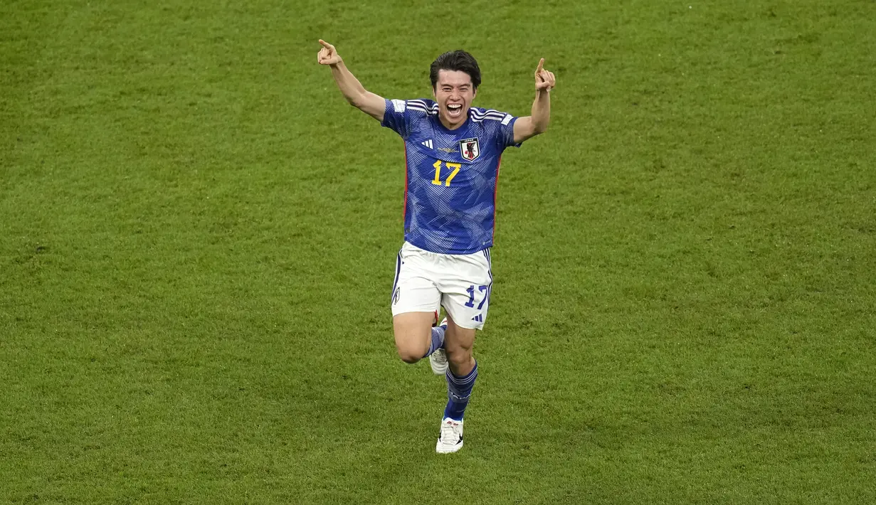 <p>Gelandang Jepang, Ao Tanaka melakukan selebrasi setelah mencetak gol ke gawang Spanyol selama pertandingan grup E Piala Dunia 2022 di Stadion Internasional Khalifa di Doha, Qatar, Jumat, 2 Desember 2022. Jepang menang atas Spanyol dengan skor 2-1. (AP Photo/Themba Hadebe)</p>