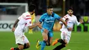 Penggawa Zenit st Petersburg, Hulk, melakukan dribling saat timnya melawan Sevilla dalam perempat final leg kedua European League, Jumat (24/4/2015). (AFP)