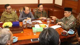 Said Aqil Siradj berbincang dengan Direktur Utama Indosiar Imam Sudjarwo, Pemimpin Redaksi Liputan6.com Mohamad Teguh dan perwakilan EMTEK Grup di kantor PBNU Jakarta, Senin (17/4). (Liputan6.com/Angga Yuniar)