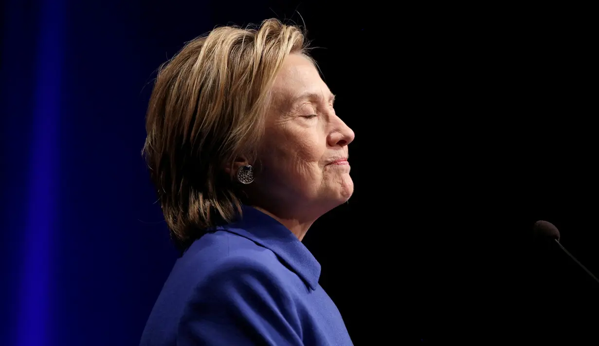 Hillary Clinton memejamkan mata saat tampil berpidato untuk pertama kali usai kalah dari Donald Trump dalam pilpres AS, Washington, Rabu (16/11). Hillary mengajak agar rakyat AS tetap kuat dalam menghadapi pemerintahan Trump. (REUTERS/Joshua Roberts)