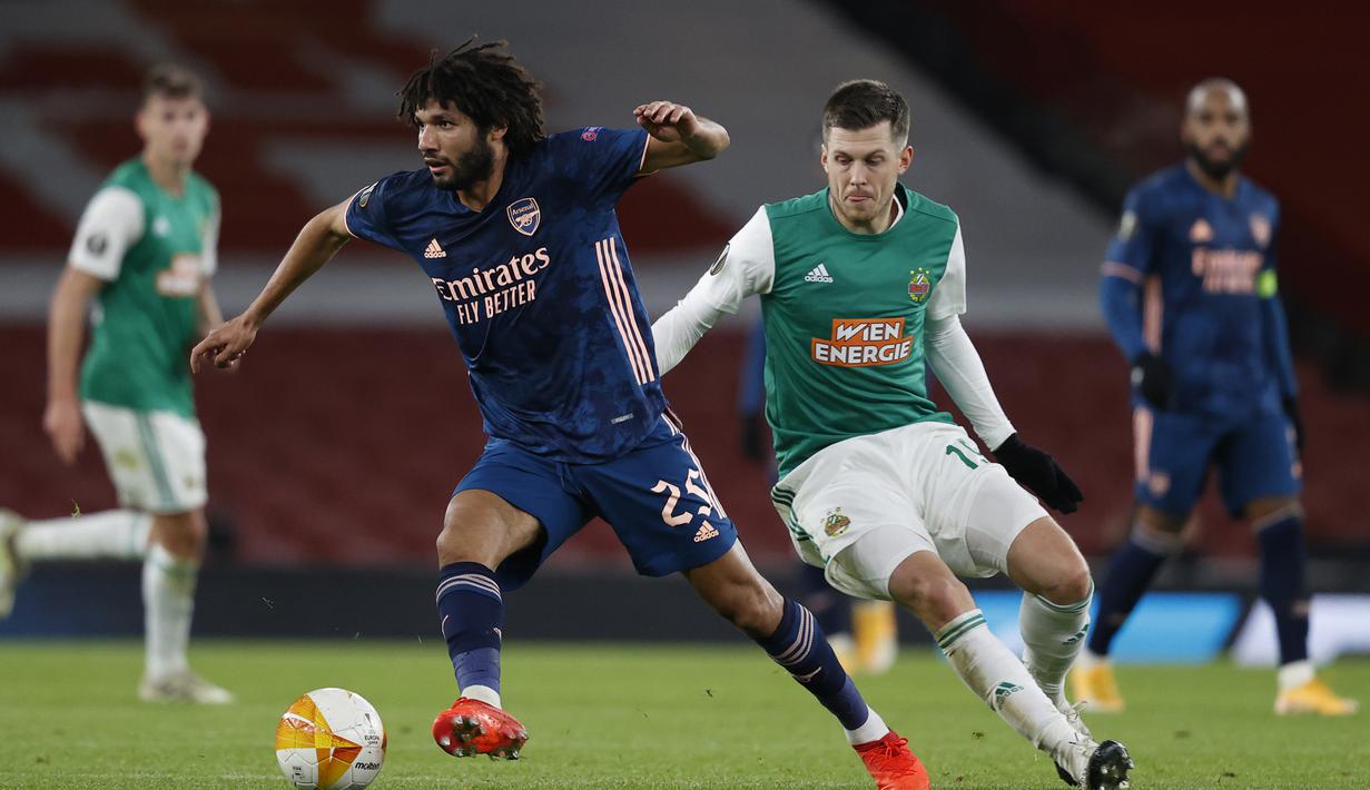 Gelandang Arsenal, Mohamed Elneny (kiri), menguasai bola dibawah ancaman striker Rapid Wien, Deni Alar, dalam laga lanjutan Liga Europa 2020/21 Grup B di Emirates Stadium, Kamis (3/12/2020) waktu setempat. Arsenal mengalahkan Rapid Wien 4-1. (AFP/Adrian Dennis)