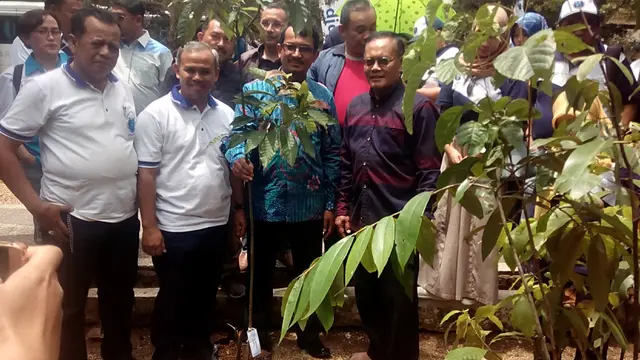 Wabup Garut Helmi Budiman, ketua DPC HA IPB Garut Wawan Kurnia dan perwakilan DPP HA IPB tengah melakukan penanaman bibit pohon langka di halaman pendopo Garut