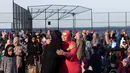 Wanita muslim saling berpelukan saat mereka bersiap melaksanakan salat Idul Adha di Taman Bensonhurst di wilayah Brooklyn di New York (1/9). Umat Muslim di seluruh dunia merayakan Hari RayaIdul Adha. (AP Photo / Mark Lennihan)