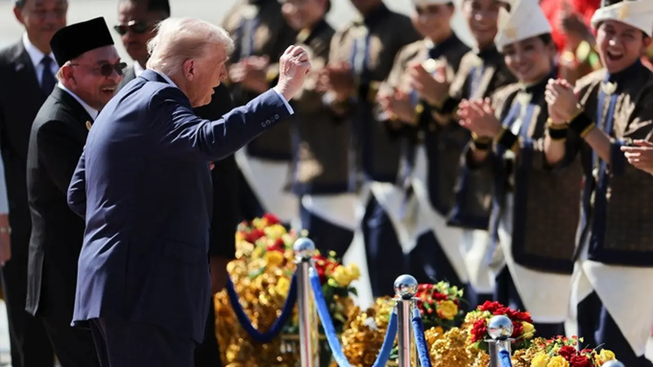 Presiden Amerika Serikat Donald Trump tersenyum dan bereaksi riang saat menyaksikan tarian penyambutan setibanya di Bandara Internasional Kuala Lumpur, Malaysia, pada Minggu (26/10/2025), untuk menghadiri KTT ke-47 ASEAN.