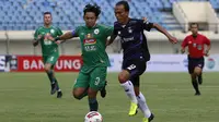 Gelandang Persik Kediri, Fariz Aditama (kanan) dijaga ketat bek PS Sleman, Mohammad Bagus Nirwanto dalam laga matchday ke-3 Grup C Piala Menpora 2021 di Stadion Si Jalak Harupat, Bandung, Kamis (1/4/2021). Persik Kediri kalah 0-1 dari PS Sleman. (Bola.com