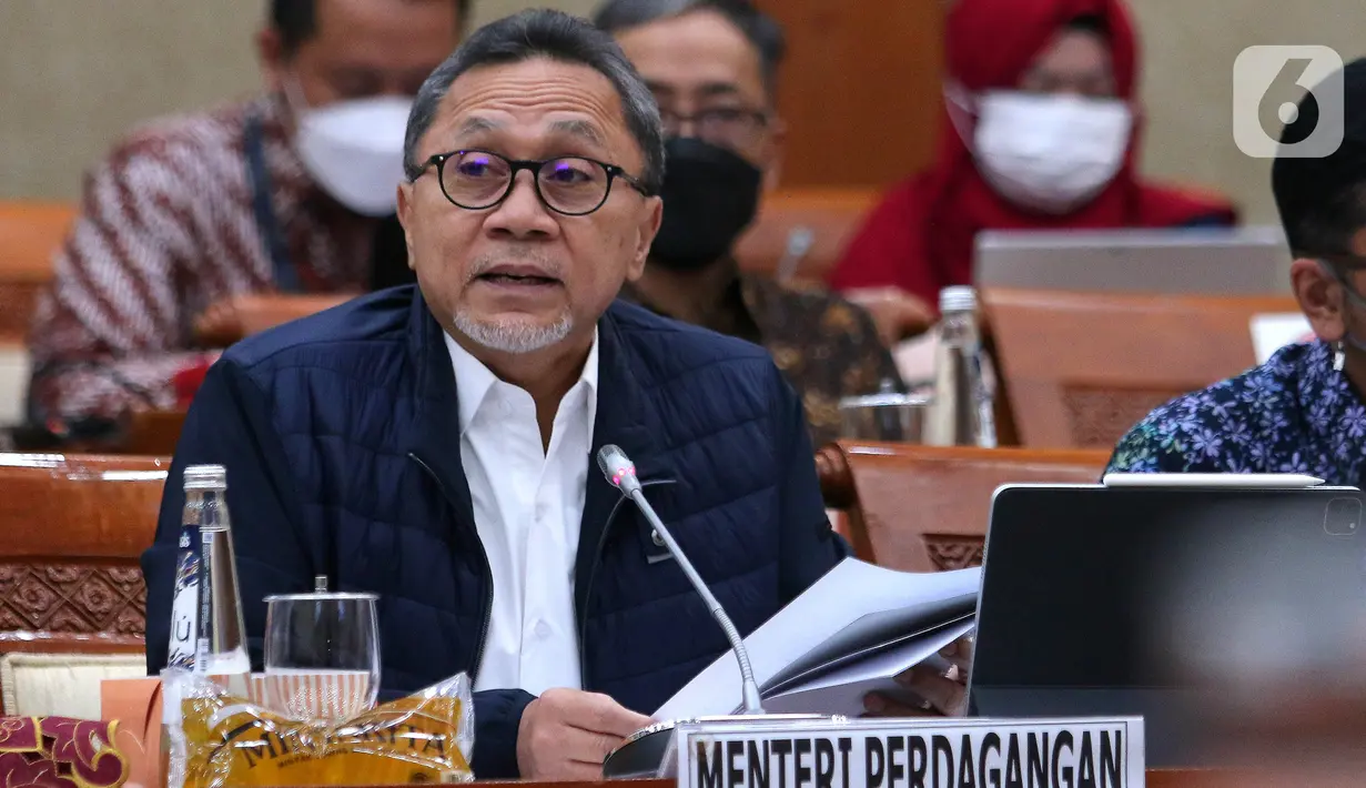 Menteri Perdagangan (Mendag) Zulkifli Hasan saat menghadiri Rapat Kerja dengan Komisi VI DPR RI di kompleks parlemen, Senayan, Jakarta, Selasa (5/7/2022). Rapat membahas pengesahan perjanjian Indonesia-Korea Comprehensive Economic Partnership Agreement (IK-CEPA). (Liputan6.com/Angga Yuniar)
