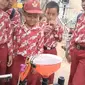 Penjual Es Asal Bandung Viral karena Jual Jajanan Pakai Sistem Robotik. (dok. @yusup.robot/Tiktok/https://www.tiktok.com/@yusup.robot/video/7371840969047608581?_t=8miDQDNQs0u&_r=1/Putri Astrian Surahman)