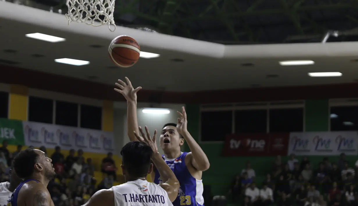 Pemain Satria Muda, Avan Saputra, berusaha mencetak poin saat menghadapi NSH Jakarta pada laga semi final IBL 2019 di GMSB Kuningan, Jakarta, Jumat(8/3). (Bola.com/Yoppy Renato)