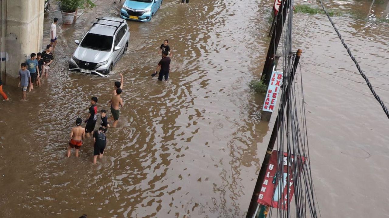 Jalan Ciledug Raya memang salah satu titik di Jakarta yang kerap dilanda banjir ketika terjdi hujan deras.&nbsp; Liputan6.com/Angga Yuniar