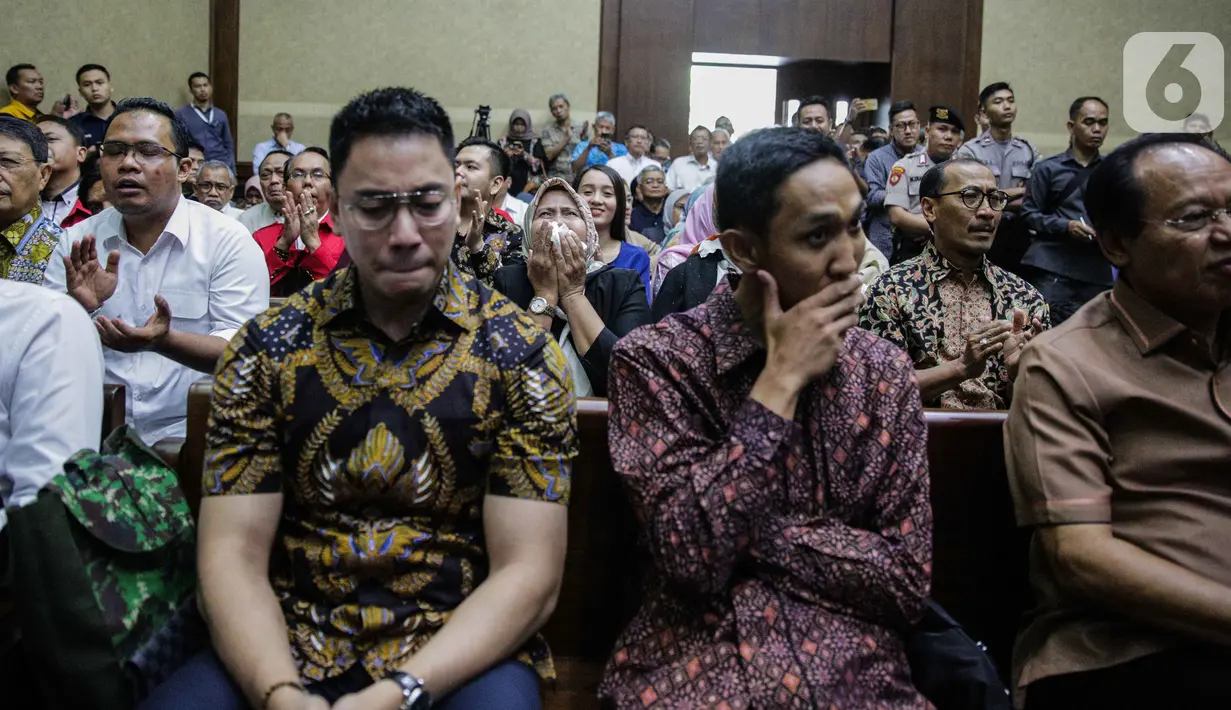 Kerabat dan kolega terdakwa kasus dugaan suap proyek PLTU Riau-1 Sofyan Basir menangis saat pembacaan putusan dalam sidang di di Pengadilan Tipikor, Jakarta, Senin (4/11/2019). Mantan Dirut PT PLN Sofyan Basir divonis bebas karena dinilai tidak terbukti bersalah. (Liputan6.com/Faizal Fanani)