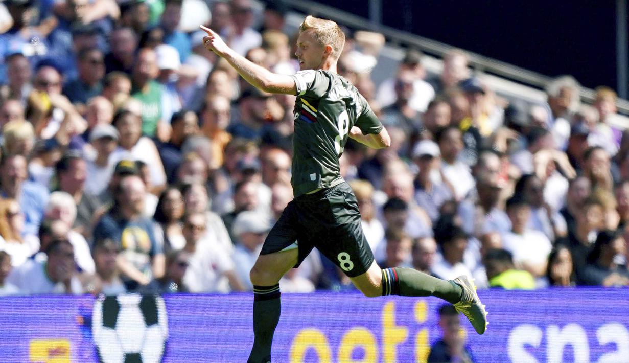 The Saints membuat pendukung tuan rumah terdiam setelah James Ward-Prowse membobol gawang Hugo Lloris pada menit ke-12. (Kirsty O'Connor/PA via AP)