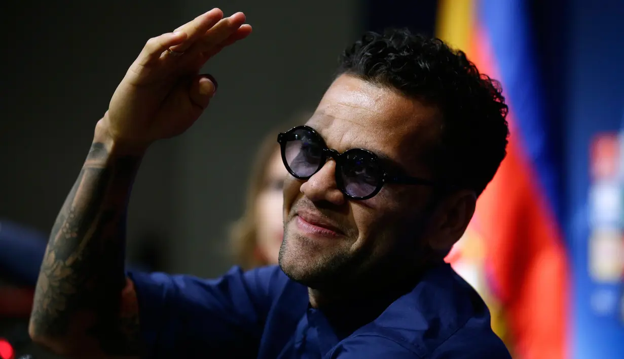 Bek Juventus, Dani Alves memberikan keterangan saat konferensi pers di stadion Camp Nou, Barcelona, Spanyol, (18/4). Juventus akan bertanding melawan Barcelona di leg kedua perempat final Liga Champions. (AP Photo/Manu Fernandez)