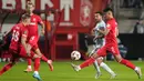 Pemain Twente, Mees Hilgers berusaha menghalau bola saat melawan Lazio dalam laga lanjutan Liga Europa 2024/2025 yang berlangsung di De Grolsch Veste stadium, Enschede, Belanda, Jumat (25/10/2025) dini hari WIB. (AP Photo/Peter Dejong)
