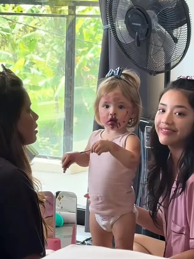 Kamari bereksperimen dengan lipstik Jennifer Coppen. (credit:tiktok.com/@jennifer.coppen)