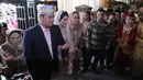 Dari pantauan di seputar lokasi, prosesi adat anak Jokowi itu juga disambut oleh warga sekitar. Masyarakat sekitar berbondong-bondong mendekati area tempat berlangsung. Tidak sedikit warga yang mengaku bangga. (Deki Prayoga/Bintang.com)