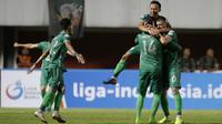 Para pemain PSS Sleman merayakan gol yang dicetak Yevhen Bokhashvili ke gawang Arema FC pada laga Liga 1 2019 di Stadion Maguwoharjo, Sleman, Rabu (15/5). PSS menang 3-1 atas Arema. (Bola.com/Yoppy Renato)