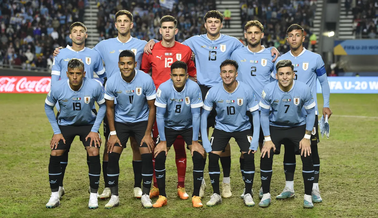 Para pemain starter Timnas Uruguay U-20 berfoto sebelum dimulainya laga final Piala Dunia U-20 2023 menghadapi Italia di Unico Diego Armando Maradona Stadium, La Plata, Argentina, Senin (12/6/2023) dini hari WIB. (AP Photo/Gustavo Garello)