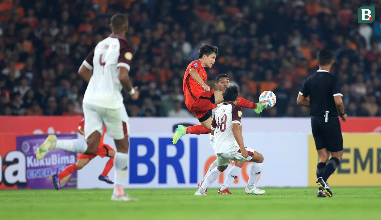 <p>Pemain Persija Jakarta, Ryo Matsumura mengontrol bola di antara dua pemain PSM Makassar pada laga pekan pertama BRI Liga 1 2023/2024 antara Persija Jakarta menghadapi PSM Makassar di Stadion Utama Gelora Bung Karno (SUGBK), Senayan, Jakarta, Senin (3/7/2023). (Bola.com/M Iqbal Ichsan)</p>