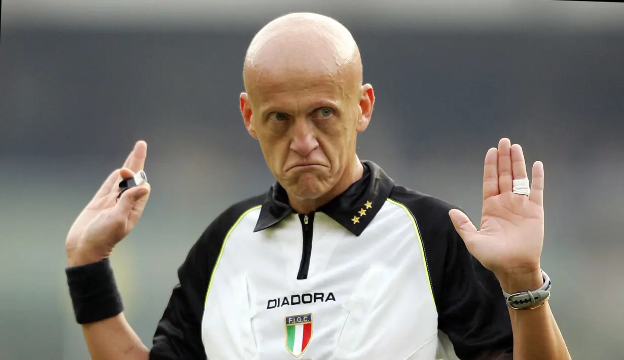 Wasit Pierluigi Collina saat memimpin laga Liga Italia antara AC Milan melawan Chievo Verona di Stadion Bentegodi, Verona, 28 November 2004. (AFP/Carlo Baroncini)