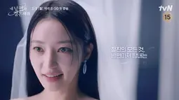 Sama seperti Kang Ji Won, Jung Soo Min juga tampak anggun dengan mamakai gaun pengantin putih lengkap dengan veilnya. (Foto: YouTube/ tvN drama)