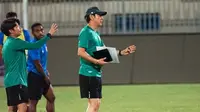Pelatih Timnas Indonesia, Shin Tae-yong memberikan instruksi kepada pemain asuhannya dalam sesi latihan di Kuwait (dok. PSSI)
