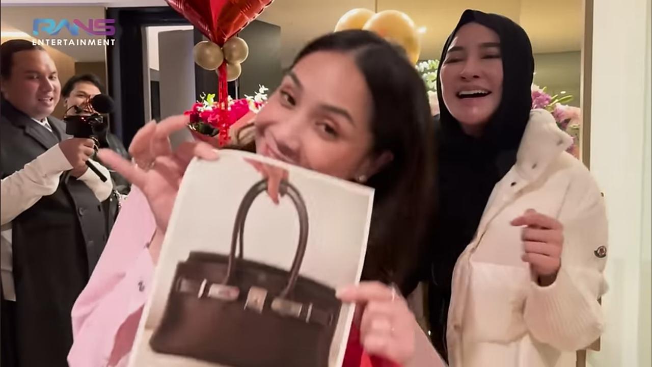 Potret Kejutan Ultah Ke-38 Nagita Slavina di Barcelona, Kamar Penuh Bunga & Dapat Tas Hermes dari Shandy Purnamasari