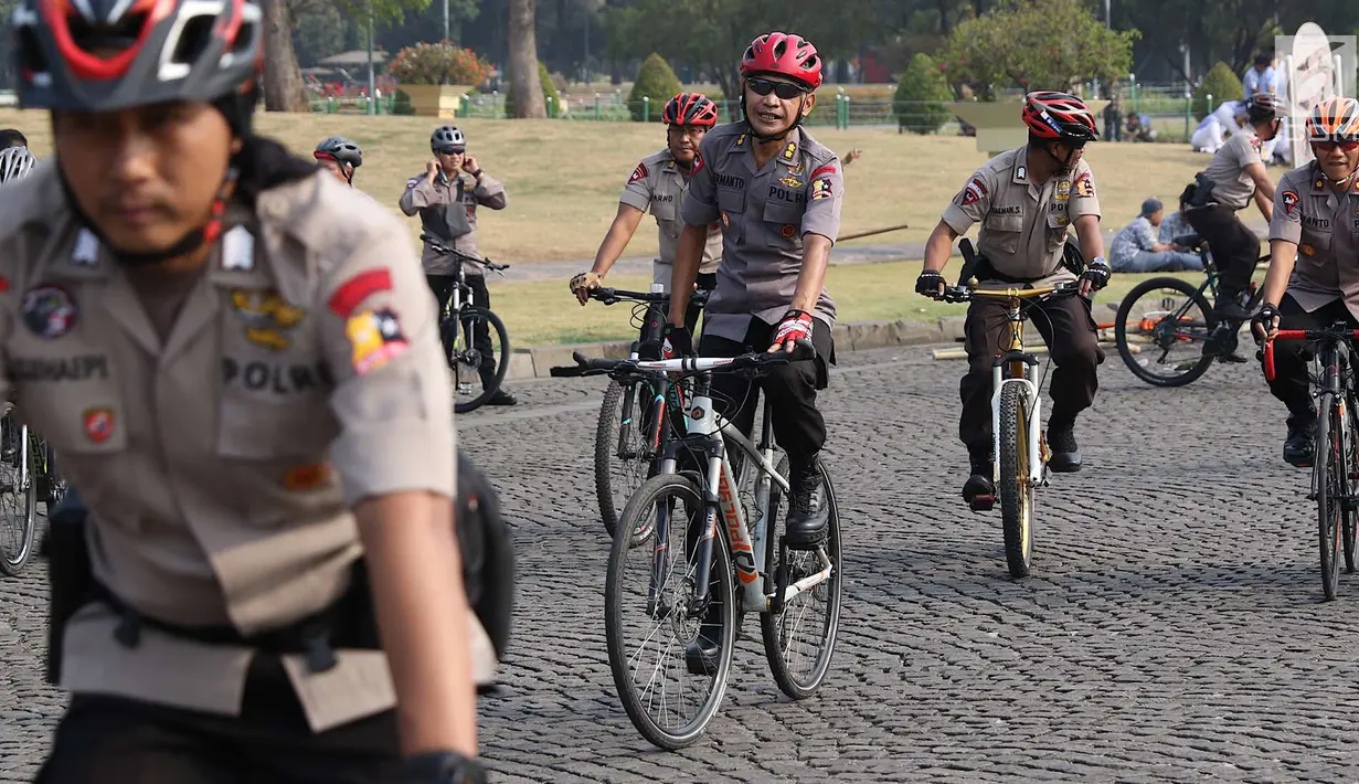 Personel kepolisian mengikuti kegiatan Sepeda Nusantara 2018 di kawasan Monas, Jakarta, Kamis (9/8). Sedikitnya 1.350 peserta yang terdiri dari sejumlah instansi dan siswa sekolah ikut meramaikan menyambut Asian Games 2018. (Liputan6.com/Immanuel Antonius