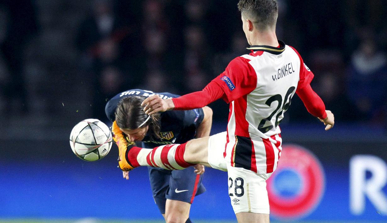 Pemain PSV, Marco van Ginkel (kanan), berebut bola dengan pemain Atletico Madrid, Filipe Luis, dalam leg pertama babak 16 besar Liga Champions di Stadion PSV, Eindhoven, Belanda, (24/2/2016). (Reuters/Michael Kooren)