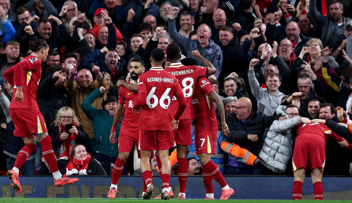 Para pemain Liverpool merayakan gol yang dicetak oleh Mohamed Salah ke gawang Brighton & Hove Albion pada laga pekan ke-10 Liga Inggris di Stadion Anfield, Sabtu (2/11/2024). (AFP/Darren Staples)