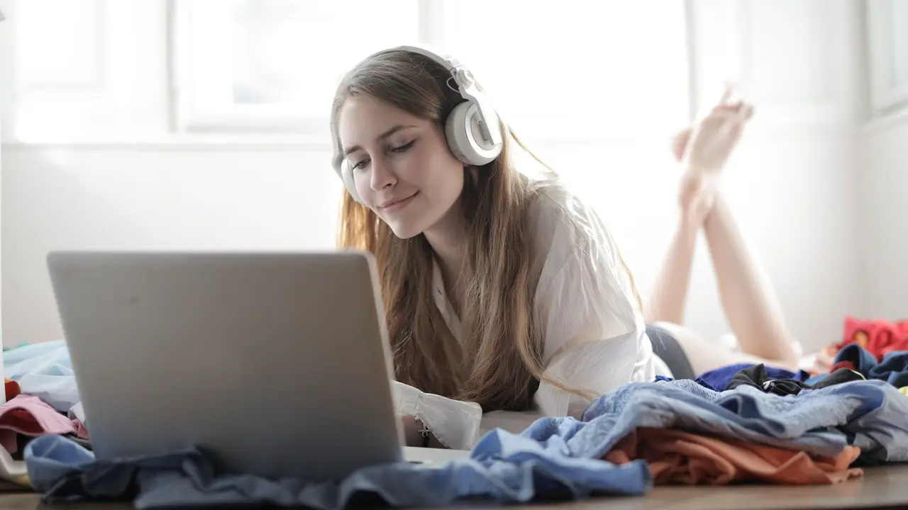 7 Zodiak Introvert yang Menikmati Bekerja di Rumah Selama Pandemi