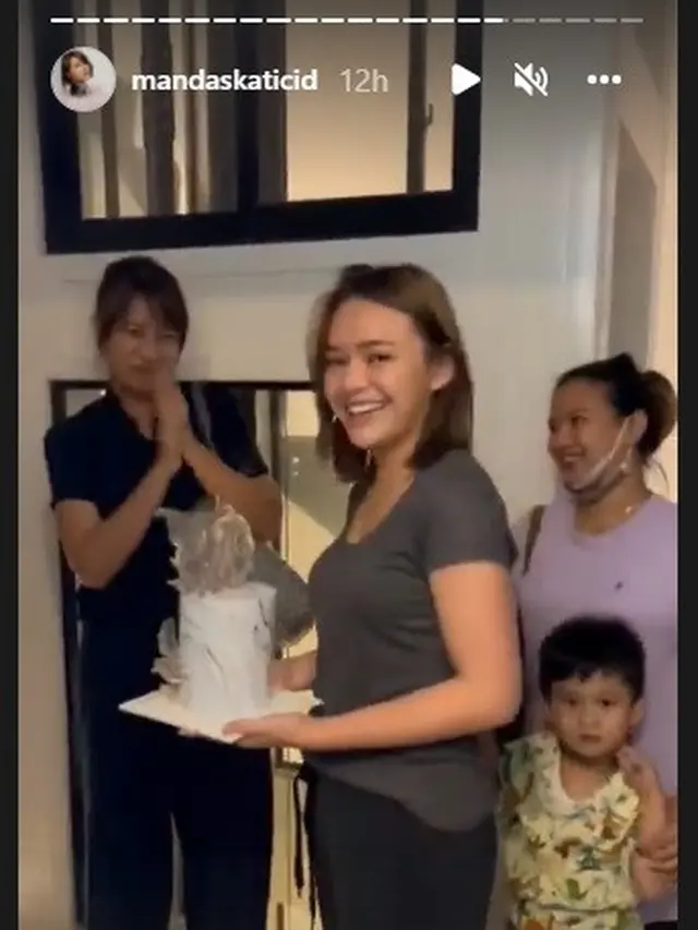 Kejutan ulang tahun Amanda Manopo ke-22 (Foto: Instagram/@mandaskaticid)