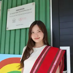 Tak hanya fokus pada karya seni, Erika semakin dikenal luas berkat kepeduliannya terhadap pendidikan khususnya di daerah Nusa Tenggara Timur dan Nusa Tenggara Barat. [Dok/Erika Richardo]