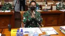 KSAD Jenderal TNI Andika Perkasa memberi salam sebelum menjalani uji kelayakan dan kepatutan calon Panglima TNI di gedung DPR, Jakarta, Sabtu (6/11/2021). Andika Perkasa menjadi calon kuat pengganti Marsekal Hadi Tjahjanto yang pensiun bulan ini. (Liputan6 com/Angga Yuniar)