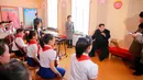 Pemimpin Korea Utara,Kim Jong-un memberi  penjelasan kepada para anak sekolah saat pelajaran musik di Samjiyon (28/11). (REUTERS/KCNA)