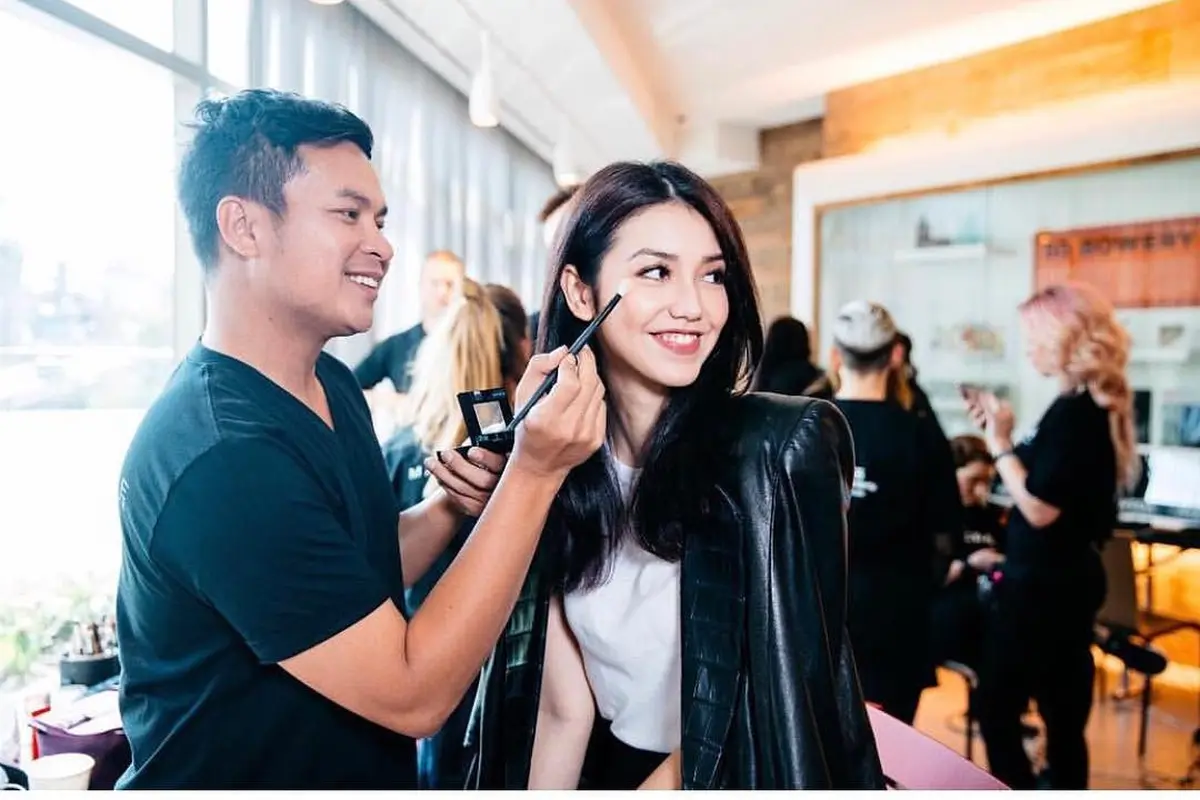 [Bintang] Makeup Quirky Hingga Elegan, Cantiknya Dandanan Andalan Velove Vexia Saat Photoshoot