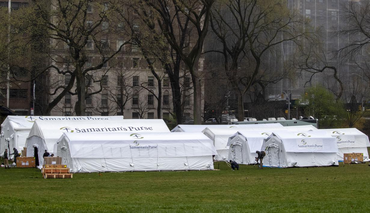 Pekerja Samaritan's Purse membangun rumah sakit lapangan darurat virus corona COVID-19 di Central Park, New York, Amerika Serikat, Minggu (29/3/2020). Rumah sakit lapangan darurat yang dibangun di seberang Rumah Sakit Mount Sinai ini dilengkapi dengan unit pernapasan. (AP Photo/Mary Altaffer)