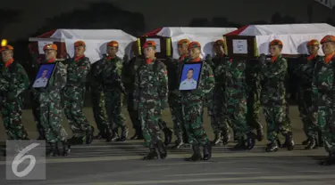 Puluhan prajurit membawa peti jenazah korban jatuhnya pesawat Hercules C-130, di Lanud Halim Perdanakusuma, Jakarta, Rabu (1/7/2015). Presiden Jokowi memimpin langsung upacara penerimaan jenazah. (Liputan6.com/Faizal Fanani)