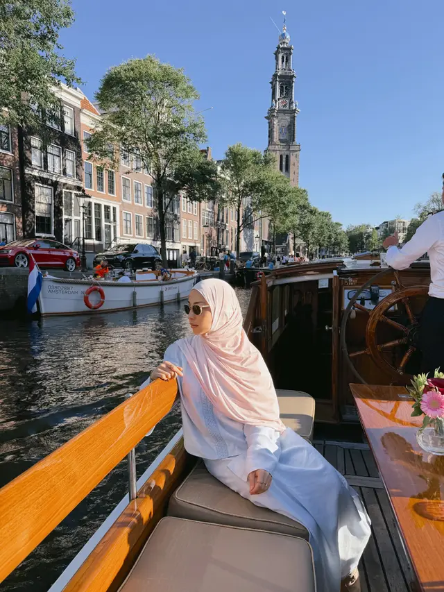 Pesona Adem Nikita Willy di Tengah Gelombang Panas Eropa, Tampil Anggun Berhijab di Amsterdam