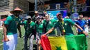 Suporter Senegal dan suporter dari negara lain berbaur dan berfoto bersama di kawasan MetLife Stadium, AS, sebelum pertandingan Piala Dunia 2026 dimulai, Selasa (16/6/2026). (KLY Sports/Hery Kurniawan/Adv/Powerade)