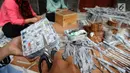 Sejumlah ibu membuat kerajinan tangan dari koran bekas di Kampung Sirnasari, Tanah Baru, Bogor, Rabu (13/2). Kerajinan tangan dengan label Salam Rancage ini sudah diekspor ke 9 negara dengan harga Rp 15 ribu - Rp 1,3 juta. (Merdeka.com/Arie Basuki)