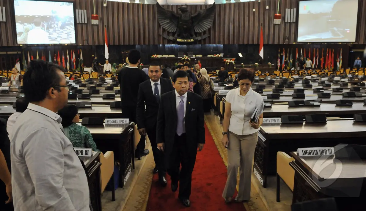 Ketua DPR Setya Novanto meninggalkan ruangan usai meninjau persiapan Konferensi Parlemen Asia Afrika, Gedung Parlemen DPR, Jakarta, Rabu (22/4/2015). (Liputan6.com/Andrian M Tunay) 