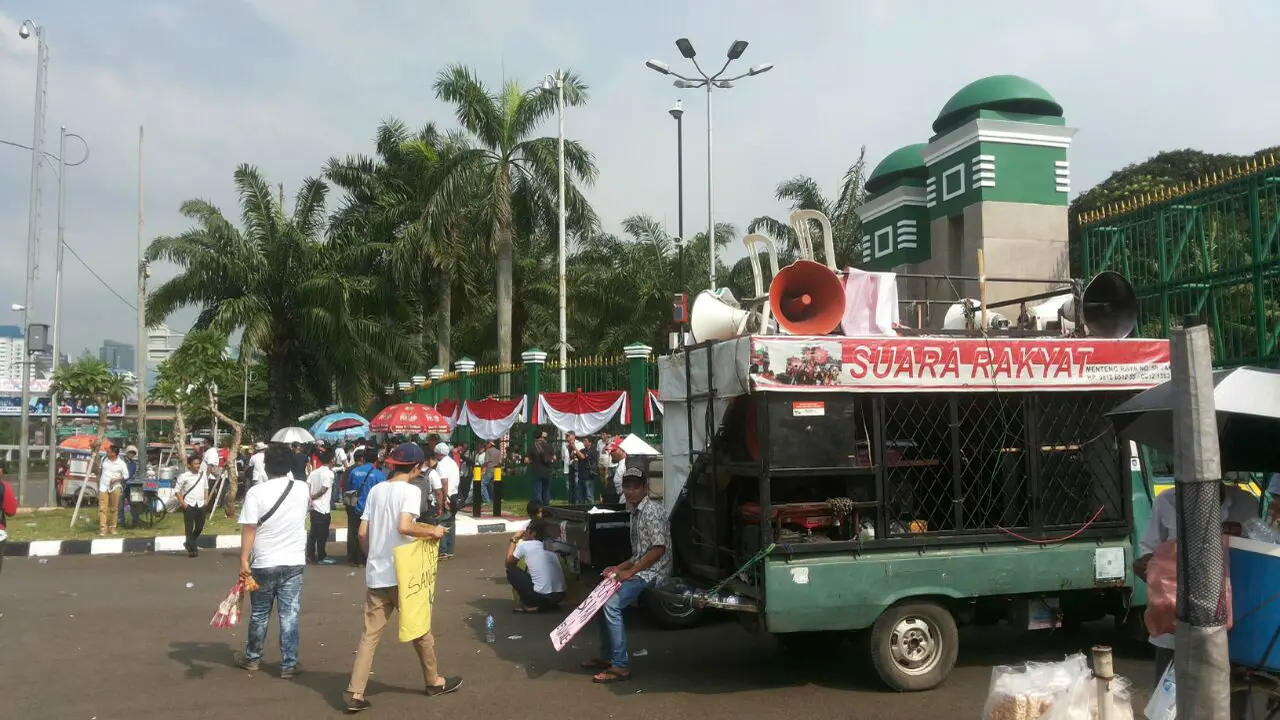 Demo sopir taksi online di depan Gedung DPR