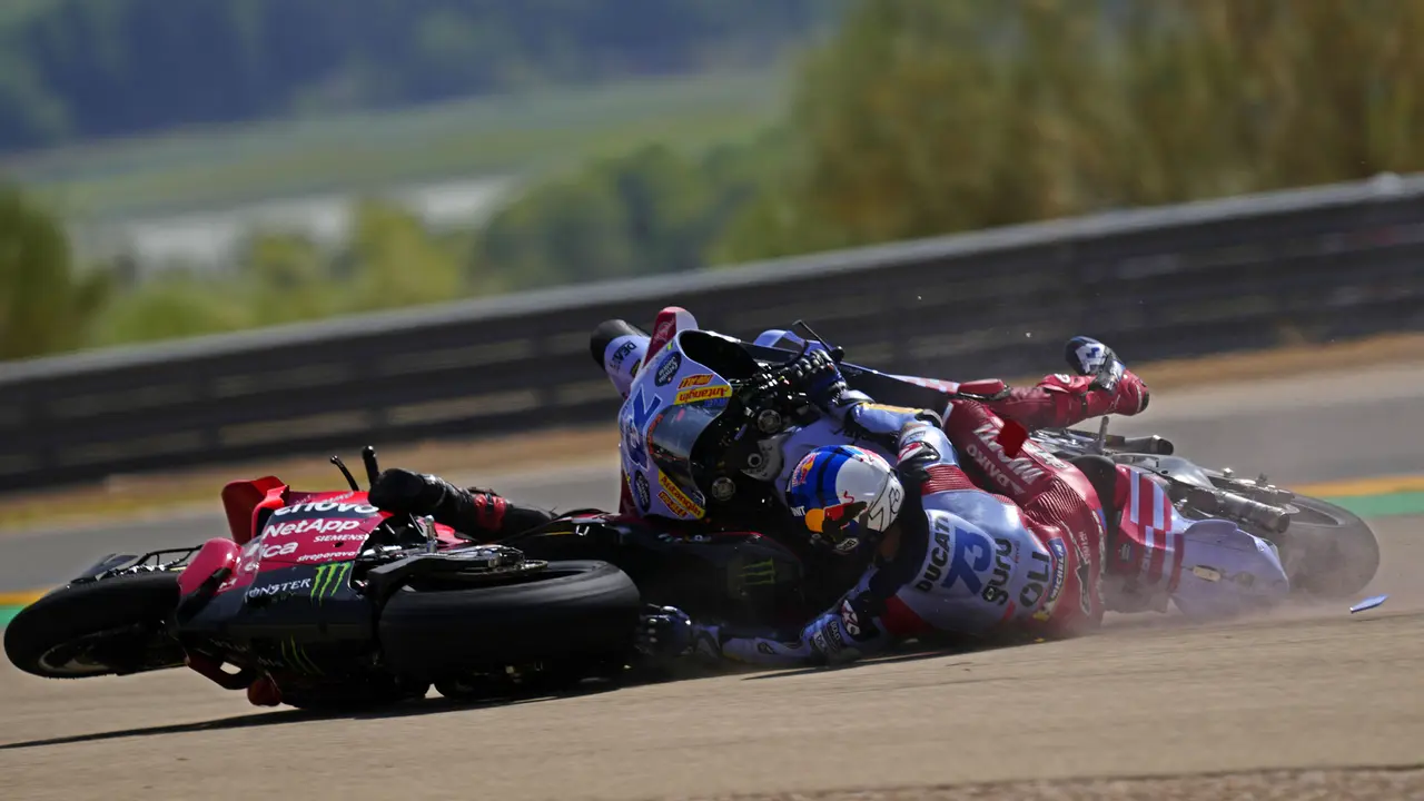 Foto: Insiden Tabrakan Bagnaia dan Alex Marquez di MotoGP Aragon 2024