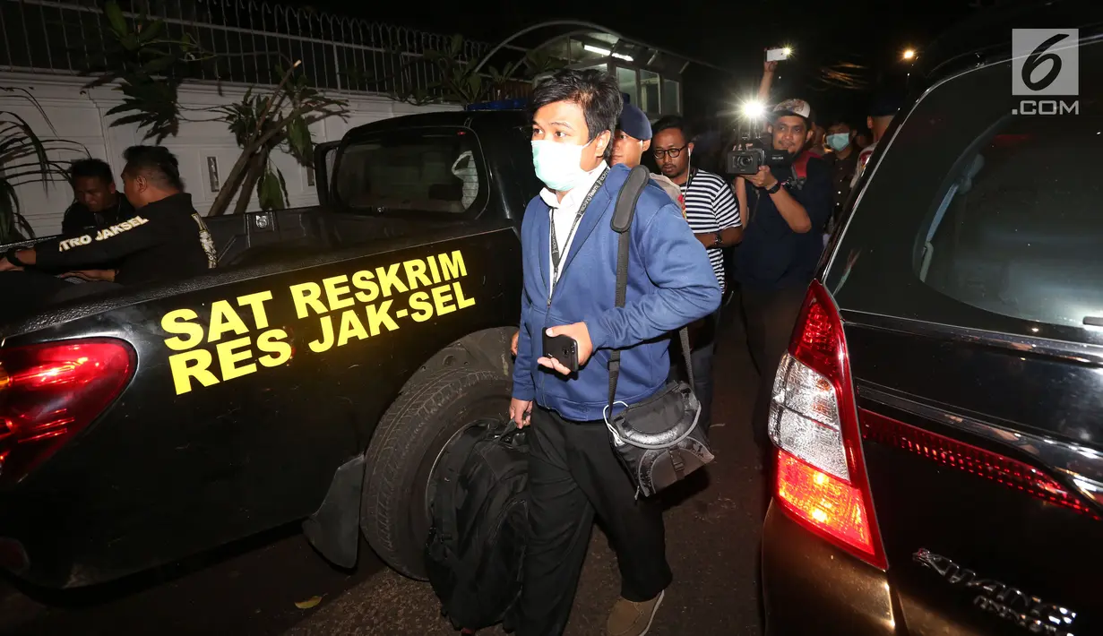 Penyidik KPK membawa tiga tas jinjing seusai menggeledah rumah Ketua DPR Setya Novanto, di Kebayoran Baru, Jakarta, Kamis (16/11). Setelah keluar dari kediaman Novanto, mereka menuju kendaraan dikawal sejumlah anggota Brimob. (Liputan6.com/Johan Tallo)