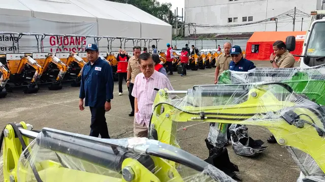 Ketua umum PMI Jusuf Kalla meninjau persiapan bantuan untuk rehabilitasi pascabencana di Gudang Logistik PMI, Jakarta Selatan, Kamis (1/1/2026).
