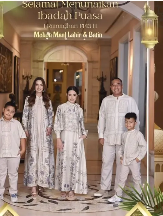 Kali ini, warna cerah namun tetap soft hadirkan kesegaran yang begitu sempurna pada tampilan keluarga Nia Ramadhani. [Foto: Instagram/ Nia Ramadhani]