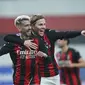 Gelandang AC Milan, Samu Castillejo (kiri) berselebrasi dengan rekannya Jens Petter Hauge usai mencetak gol ke gawang Sampdoria pada pertandingan lanjutan Liga Serie A Italia di Stadion Genoa Luigi Ferraris, Italia, Senin (7/12/2020). AC Milan menang tipis atas Sampdoria 2-1. (Spada/LaPresse via AP)